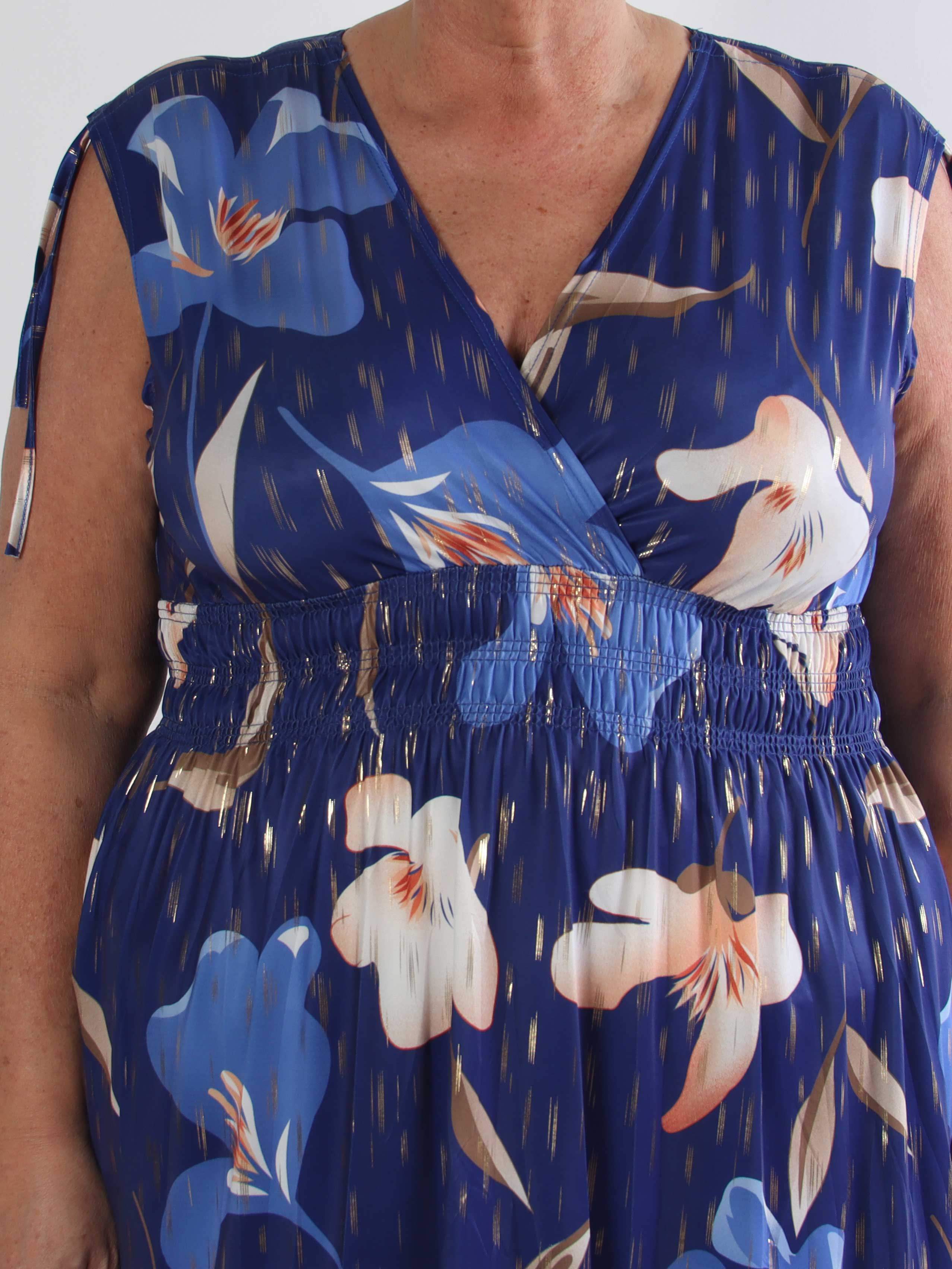 Pams Petal Short - Kort plus size kjole med kronblade og guld detaljer